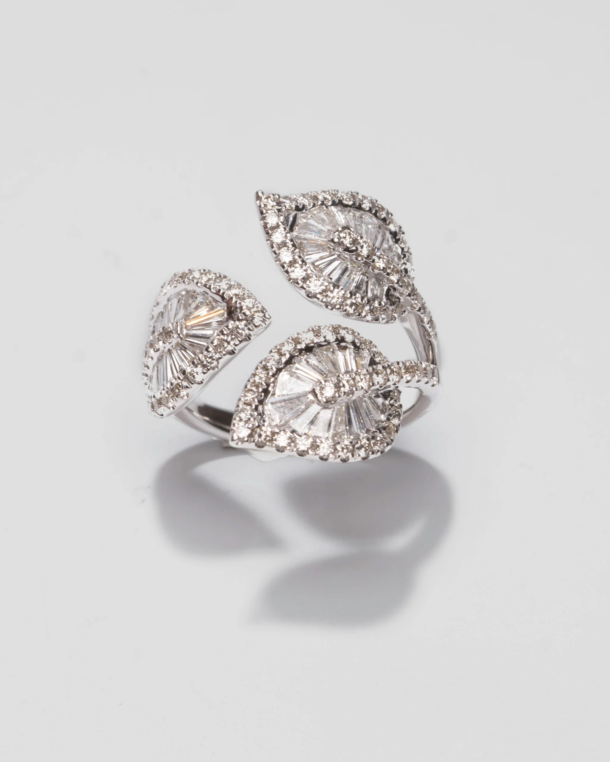 Anillo hojas brill