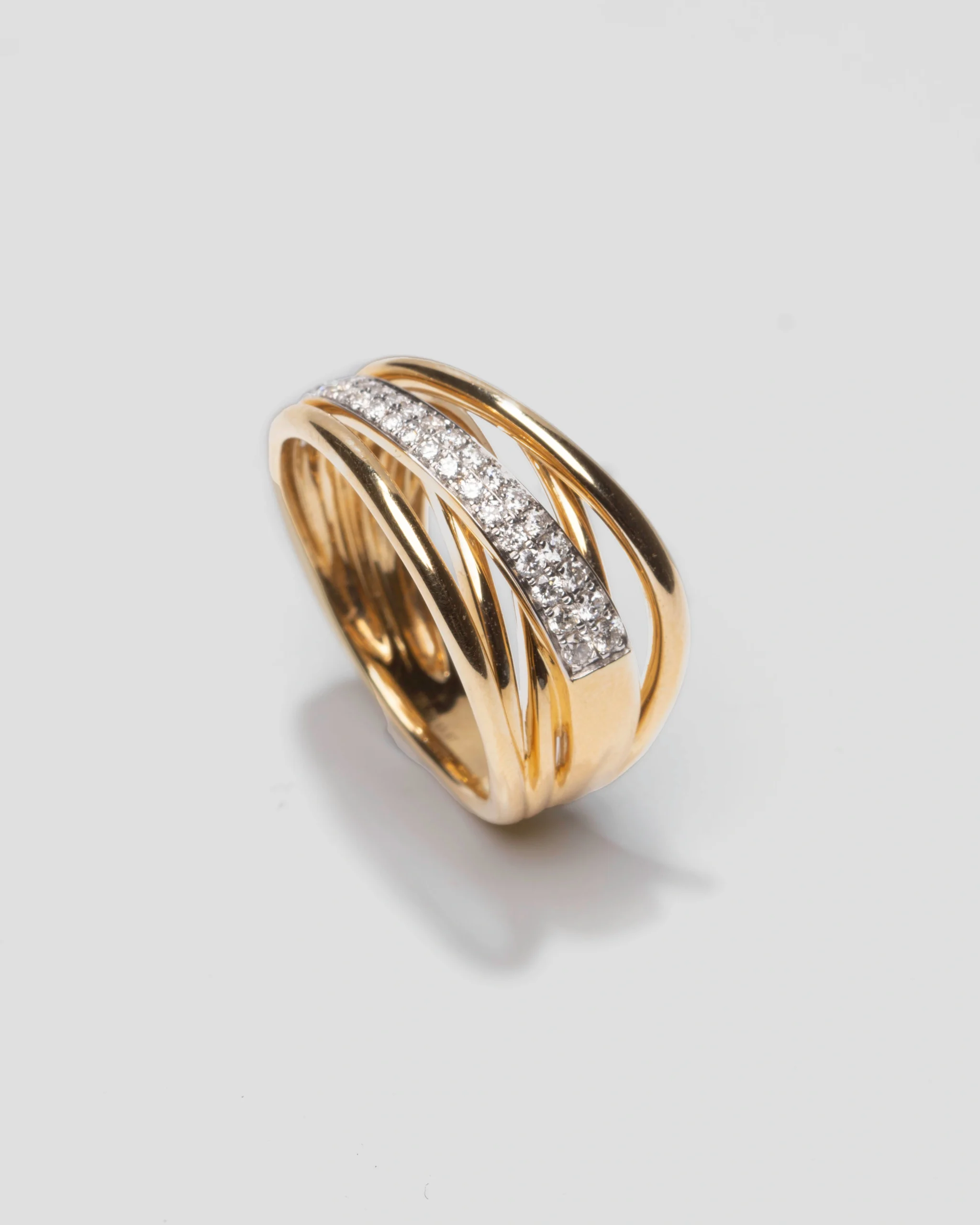 Anillo con cintillo de diamantes entrelazado