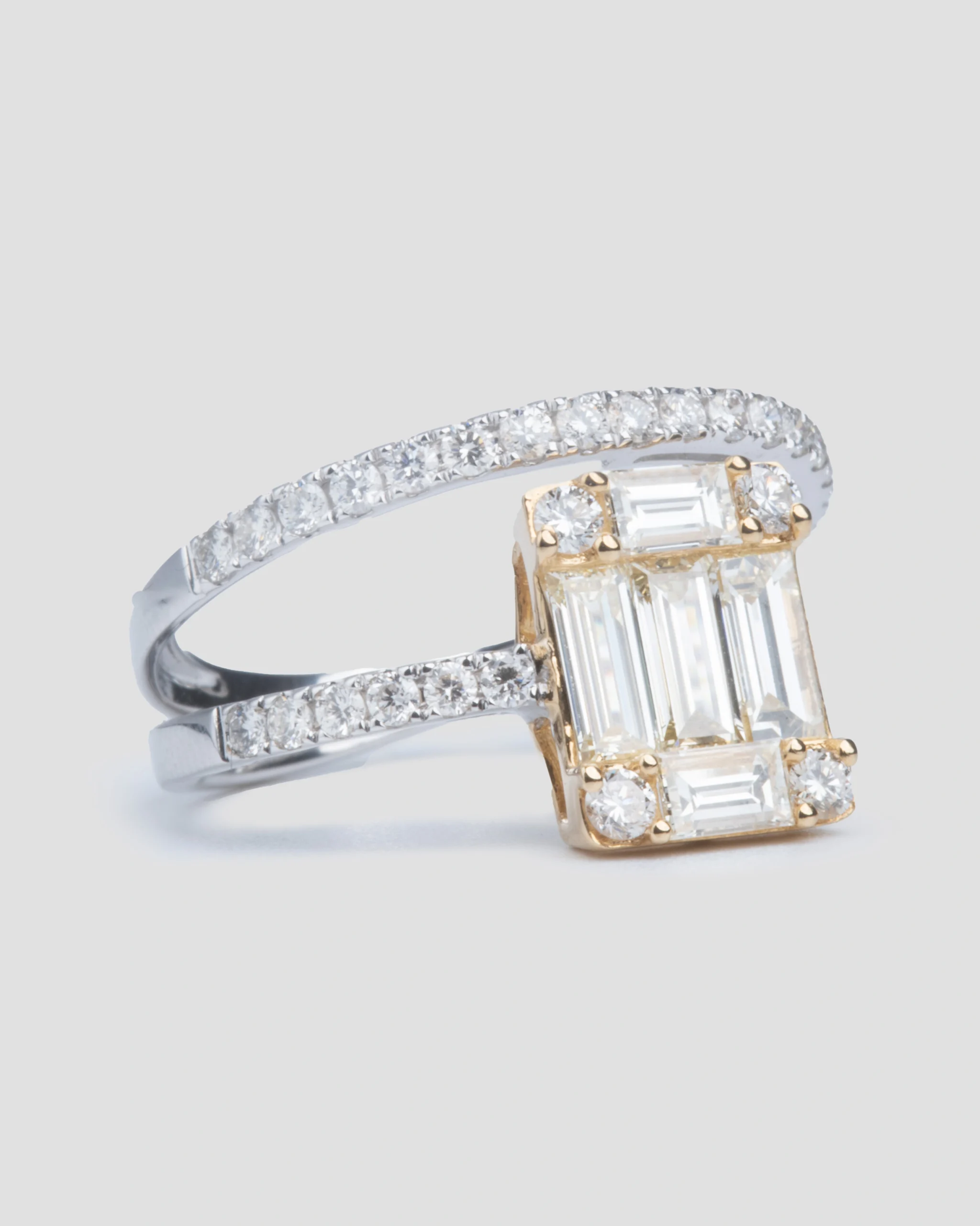 Anillo brillante y Baguett central